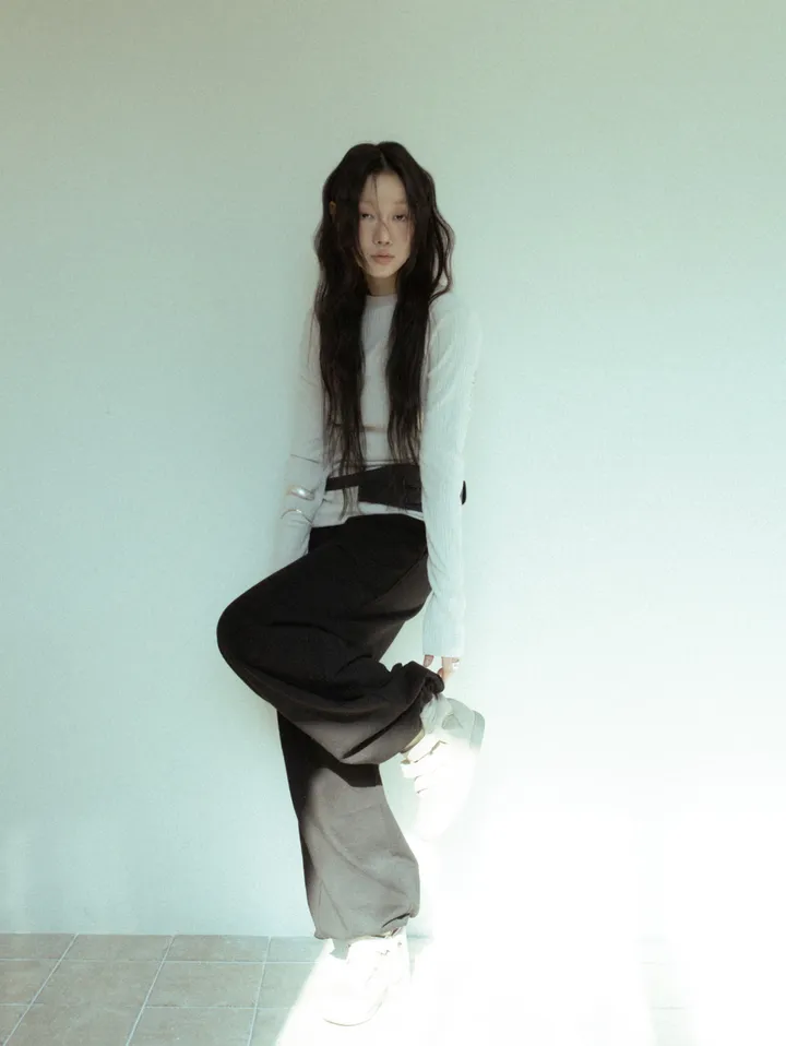 민소매 모델 착용 이미지-S2L9