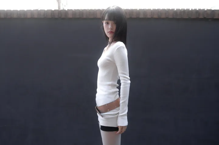 드레스 모델 착용 이미지-S2L7