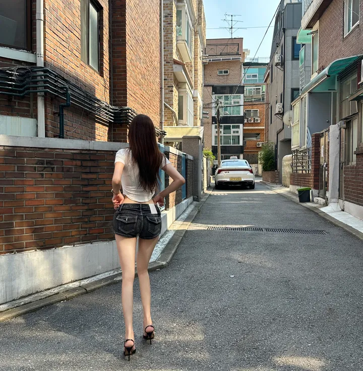 [대박뒷태/XS~L] 🔥오픈특가/엉밑살X🔥 로우 백포켓 레트로 빈티지 워싱 스티치 크랙 흑청 진청데님 청반바지 여름 반바지 페스티발 페스티벌 미니 숏 팬츠 핫팬츠 상세 이미지 2