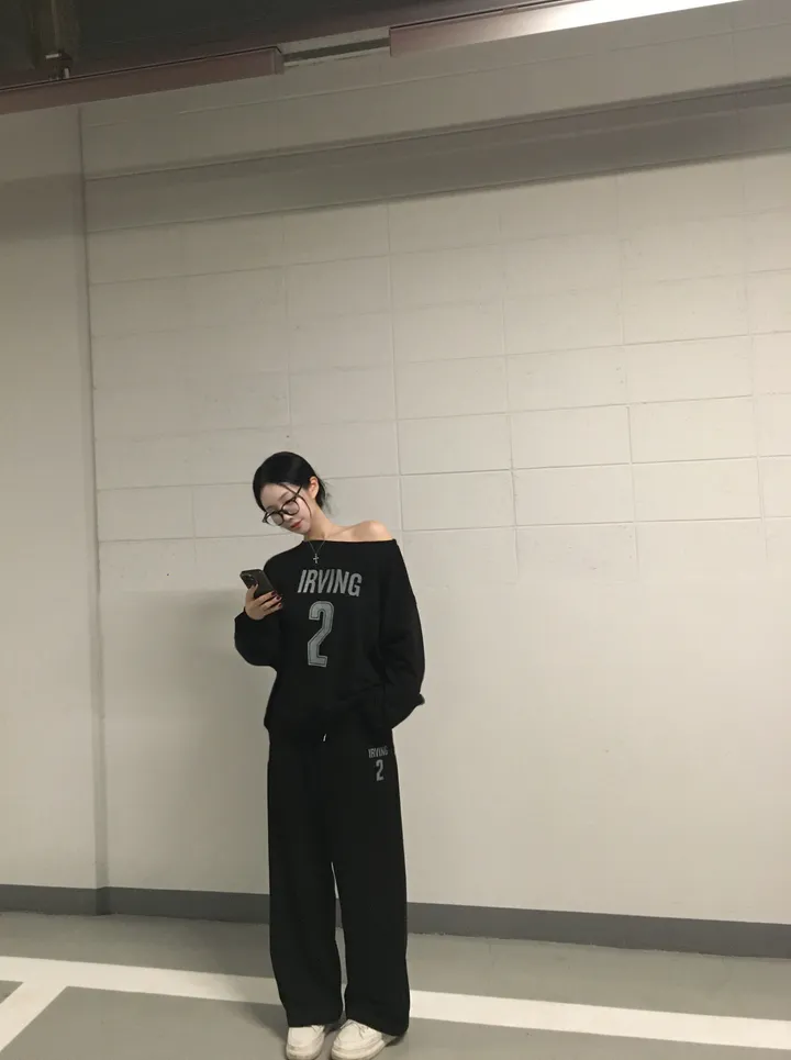 [부해보임X/마실룩set] 리빙 원오프숄더 맨투맨 와이드 팬츠 쭈리 세트 투피스 2col 오프숄더 상세 이미지 5