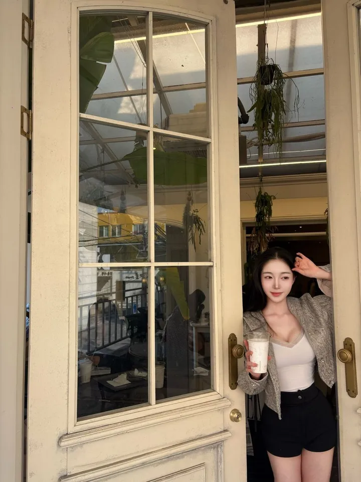 [영상핏🍀핏보장✨무보정🖤] 진주펄 트위드 크롭 후드자켓 하객룩 데일리룩 럭셔리 필수템 데이트룩 상세 이미지 24