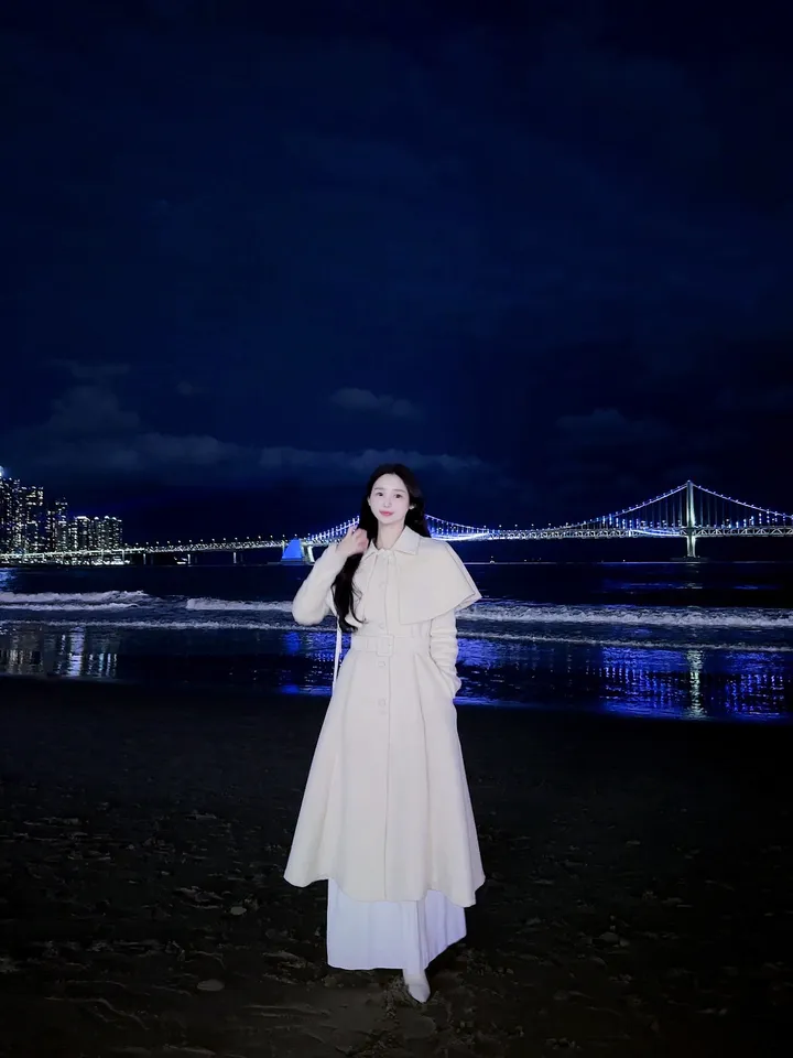 [빠른배송💗/기획특가💗] 벨 블랑쉬 케이프 스노우 아이보리 벨트 플레어 롱 코트 (high quality - 아이,핑크 고퀄리티 겨울 한겨울 방한 연말룩 페이크퍼 에코퍼) 상세 이미지 24