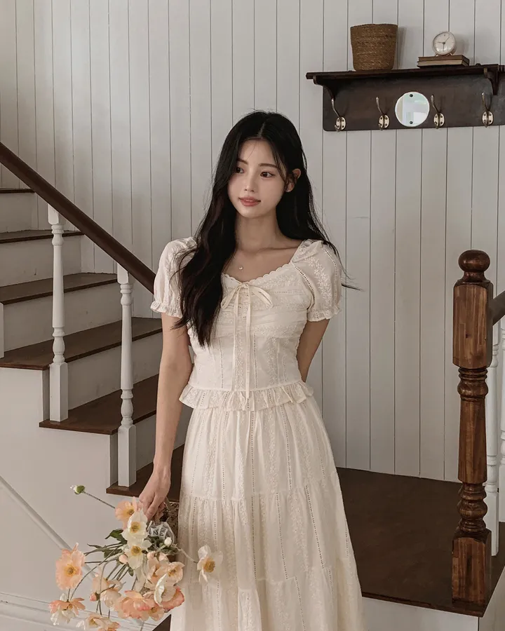 [휴양룩☘️/블라우스+스커트SET🤍] 노키 레이스 펀칭 플라워자수 리본 셔링 스모크 퍼프소매 밴딩 티어드 블라우스+롱스커트 투피스 SET 상세 이미지 47