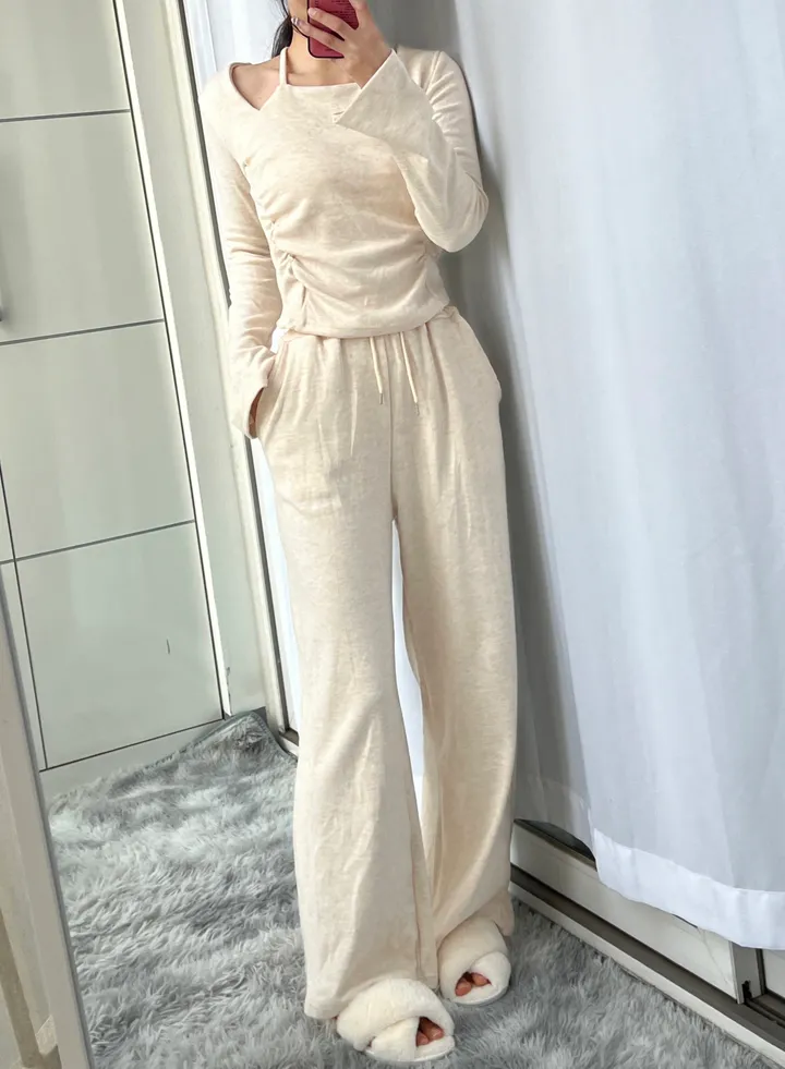 허얇골넓✨꾸안꾸 정석🌸소피아 기모 셔링 세트 (홀터넥 고퀄 오프숄더 도톰 스판 긴팔 슬림핏 티 투피스 데일리 무지 와이드 팬츠 하이웨스트 겨울 셋업 밴딩 바지) 상세 이미지 40