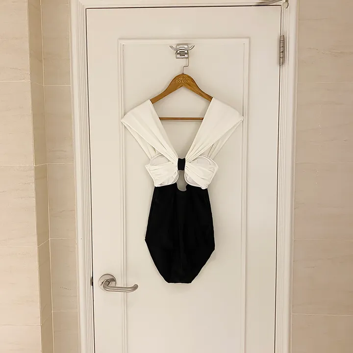 [페미닌] 배색 트임 그레이스 모노키니 호텔 호캉스 수영복 비치웨어 상세 이미지 2