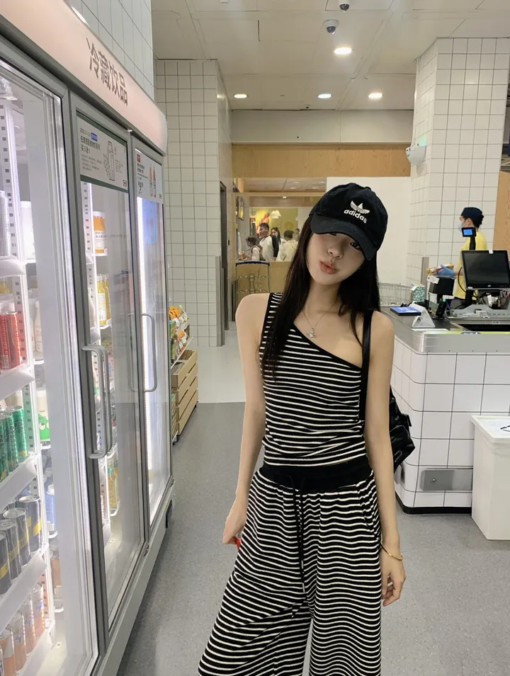 [봄신상💗/휘뚜루템]카르마 원숄더 스트라이프 민소매 나시 + 배색 팬츠 2pc 코디세트 상세 이미지 9