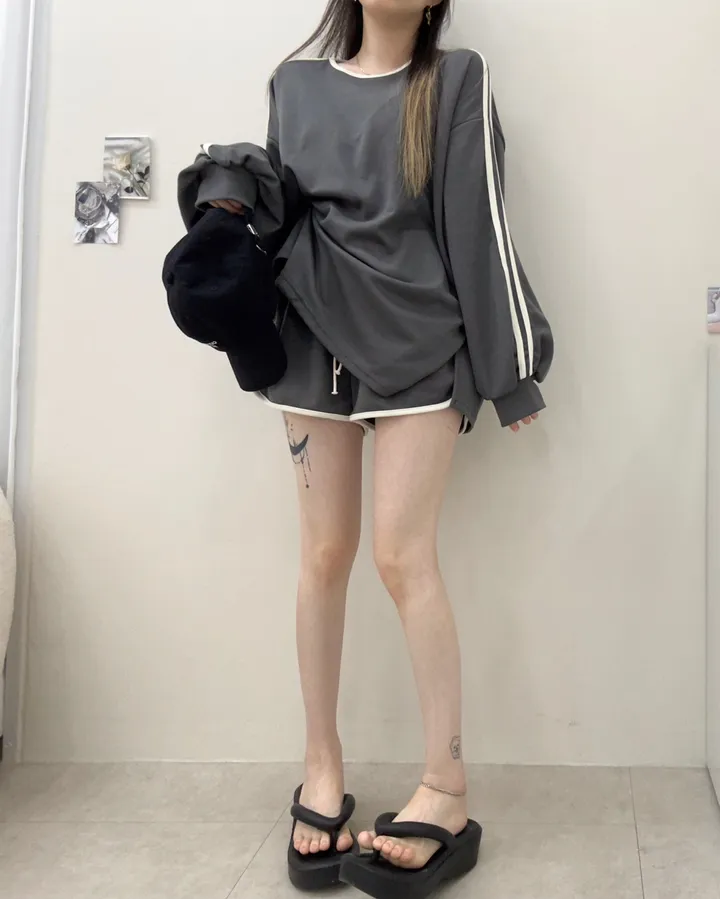 [여름까지쭉/루즈핏]캔디 두줄 라인 입술넥 배색 오버핏 긴팔 티셔츠+밴딩 하이웨스트 돌핀 숏팬츠 투피스 트레이닝 세트 4color 상세 이미지 14