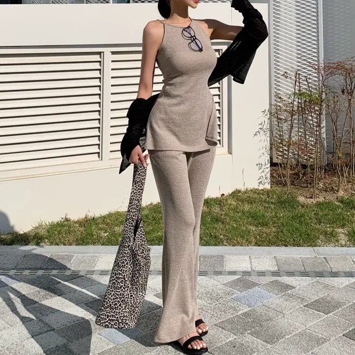 [느좋룩🌱/여리섹시] 믹스 홀터넥 셔링 나시+부츠컷팬츠 set 나시 민소매 니트 썸머 여름투피스 휴가룩 . 상세 이미지 12