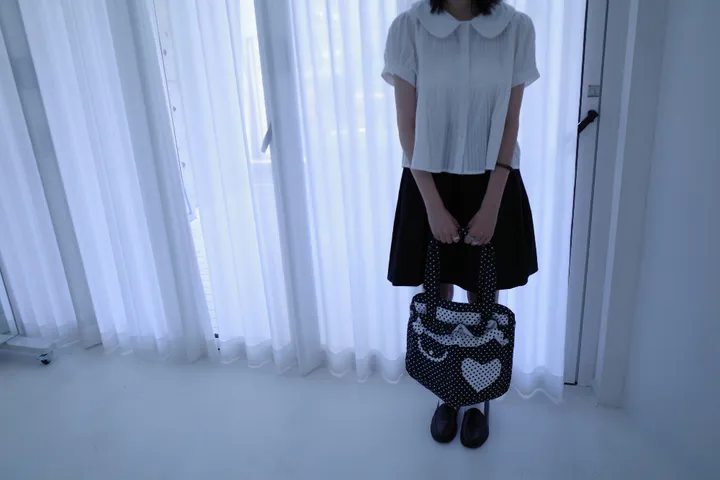가방 모델 착용 이미지-S1L12