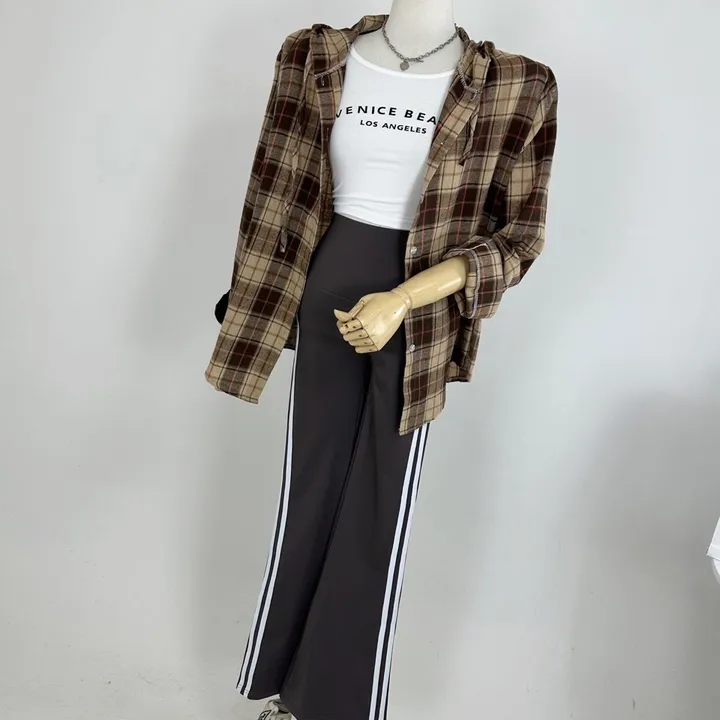 [최저가/몸매보정/데일리/운동/헬스/필라테스/코디추천] 하이 쫀쫀 스판 삼선 배색 트랙 라인 부츠컷 밴딩 레깅스 (2COLOR) 상세 이미지 22