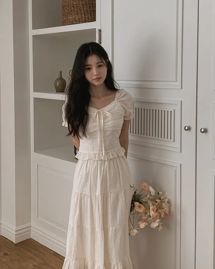 [휴양룩☘️/블라우스+스커트SET🤍] 노키 레이스 펀칭 플라워자수 리본 셔링 스모크 퍼프소매 밴딩 티어드 블라우스+롱스커트 투피스 SET 상세 이미지 45