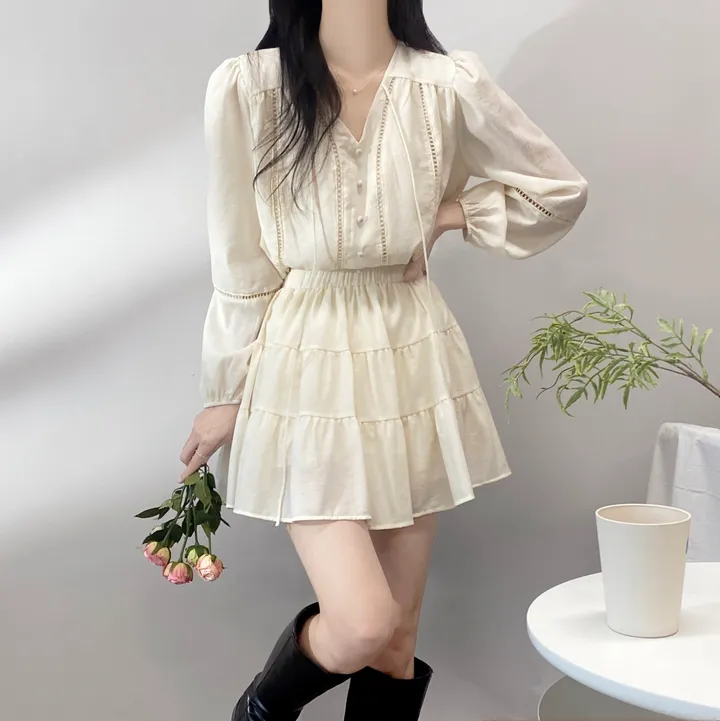 *최저가*[세트가격/분위기여신💗] 쏘내추럴 청순 콩단추 브이넥 펀칭 끈 블라우스 밴딩 A라인 캉캉 미니 스커트 투피스 / 간절기 봄 데이트 셋업 상세 이미지 11