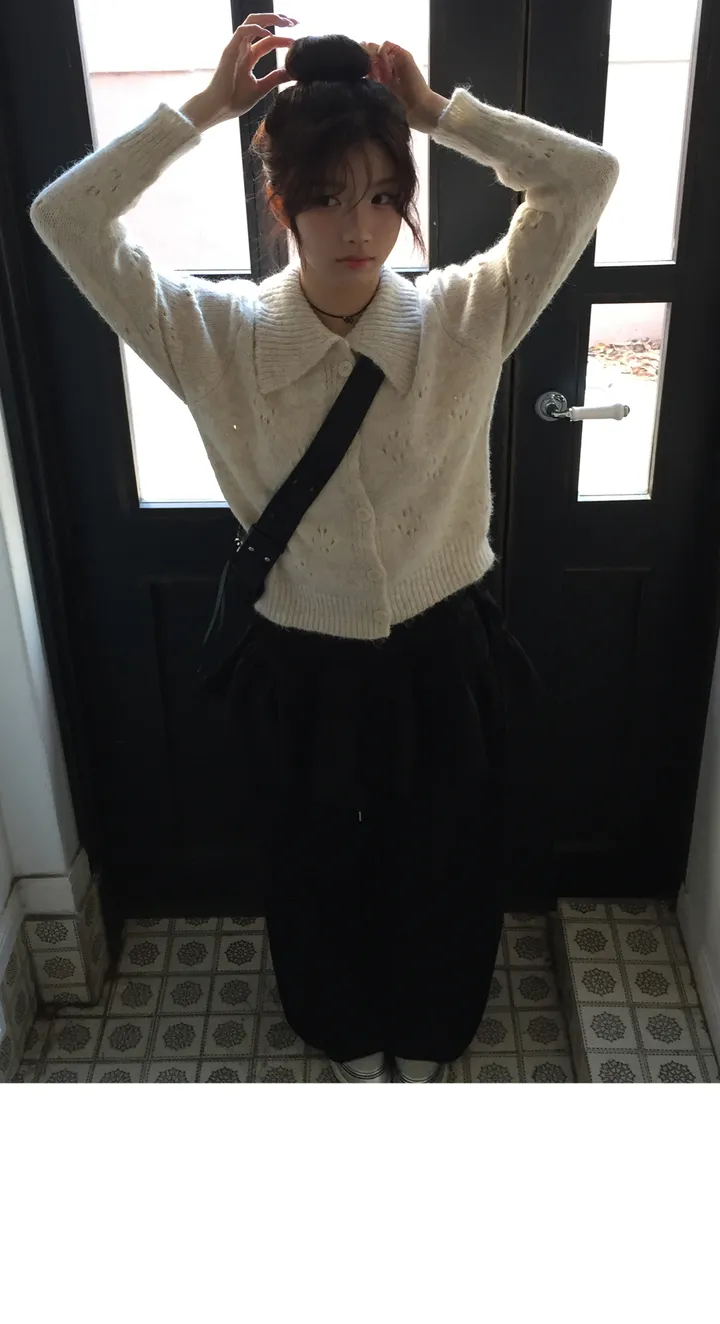 [데일리/러블리🤎] 펀칭 플라워 카라 니트 - 2color 상세 이미지 8