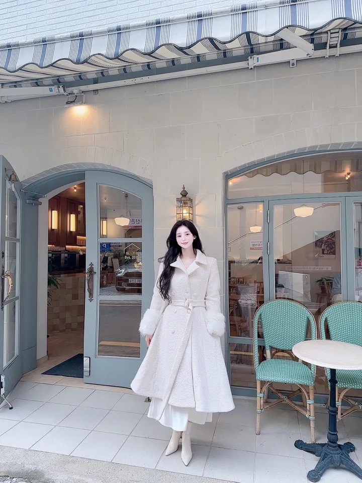 [빠른배송💗/신상기획할인💗] 아르떼미떼 아이보리 폭스 소매 페이크 퍼 벨트 플레어 롱 울 코트 (high quality - 아이보리 , 핑크 국내제작 고퀄리티 안감 누빔 겨울 한겨울 방한 아우터 연말룩 원피스 연말 파티룩 페이크퍼 에코퍼 드뮤어룩 드뮤어) 상세 이미지 32