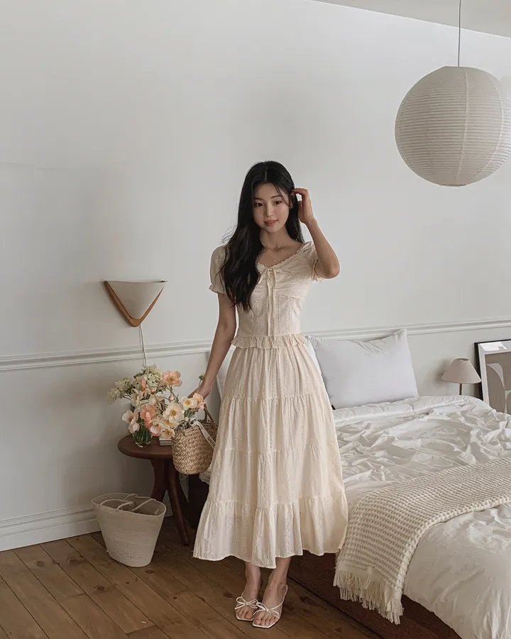 [휴양룩☘️/블라우스+스커트SET🤍] 노키 레이스 펀칭 플라워자수 리본 셔링 스모크 퍼프소매 밴딩 티어드 블라우스+롱스커트 투피스 SET 상세 이미지 52