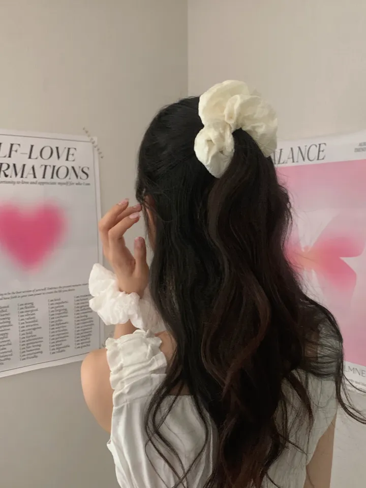 당일배송 색상추가ෆ찐후기인증ෆ 크링클 바스락 헤어곱창 헤어슈슈 스크런치 2color / 올림머리 반머리 반묶음 머리끈 헤어악세사리 데일리 꾸안꾸 여름슈슈 긴머리 단발머리 헤어포인트 상세 이미지 9