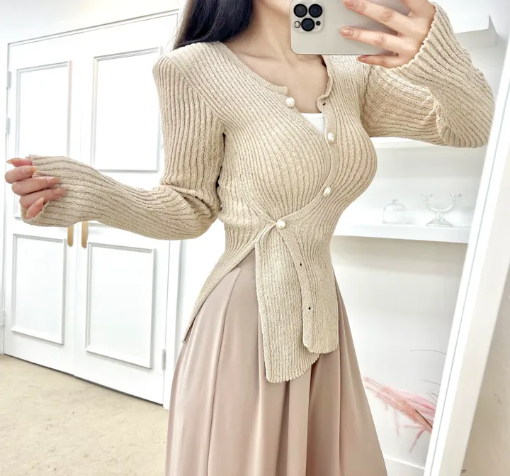 ✨여름부클소재!✨어깨패드O 언발 사선 진주 부클 가디건 니트 (4COLOR) 여름니트 여름가디건 진주버튼 옆단추 트임 가디건 상세 이미지 5