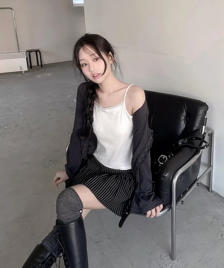 [발레코어💗몸매보정✨] 헤나 레이어드 슬림핏 크롭 유넥 트임 리본 스트랩 원버튼 레이스 가디건 겨울 봄 / 가디건 니트가디건 긴팔티셔츠 레이어드 슬림핏 기본티 이너티 뮤잉 상세 이미지 29