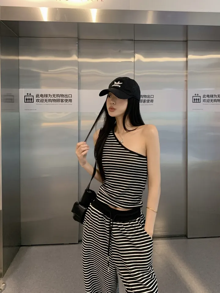 [봄신상💗/휘뚜루템]카르마 원숄더 스트라이프 민소매 나시 + 배색 팬츠 2pc 코디세트 상세 이미지 16
