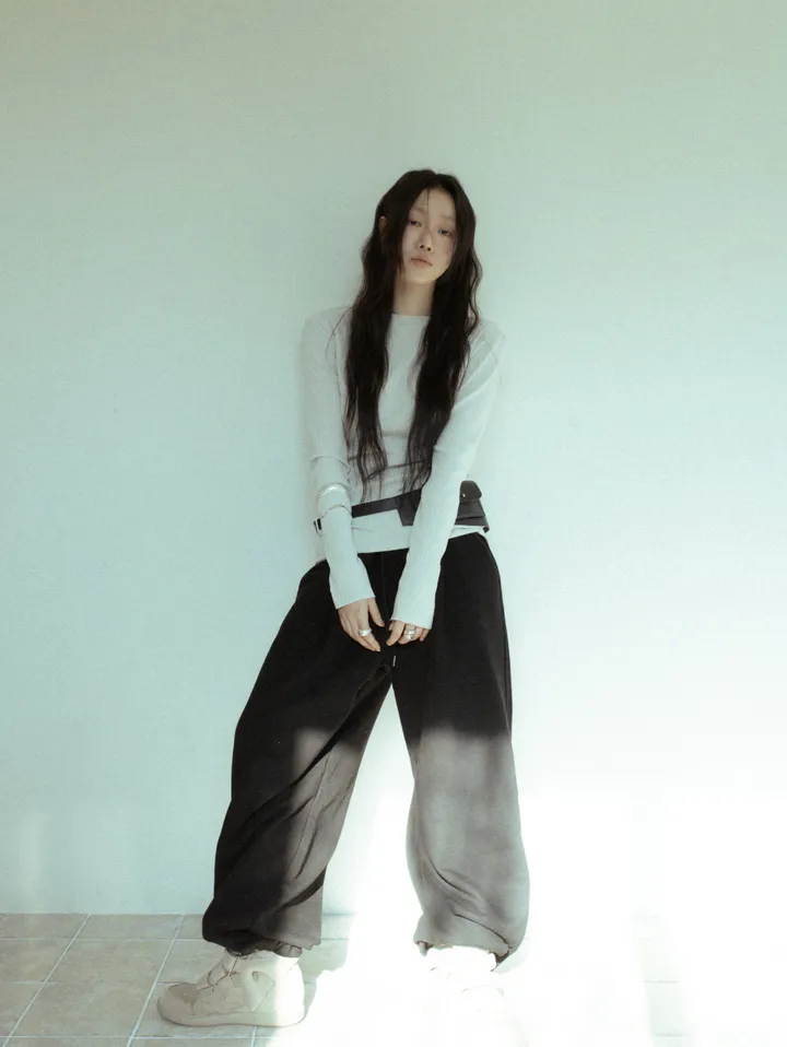 민소매 모델 착용 이미지-S2L10