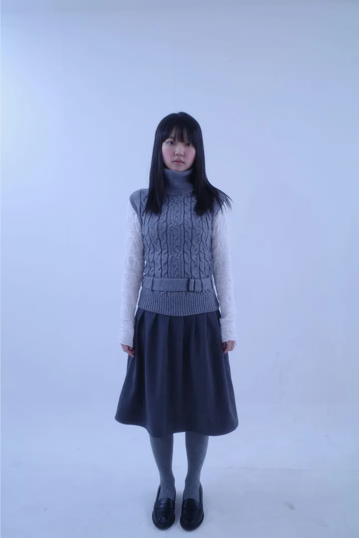 민소매 모델 착용 이미지-S1L7