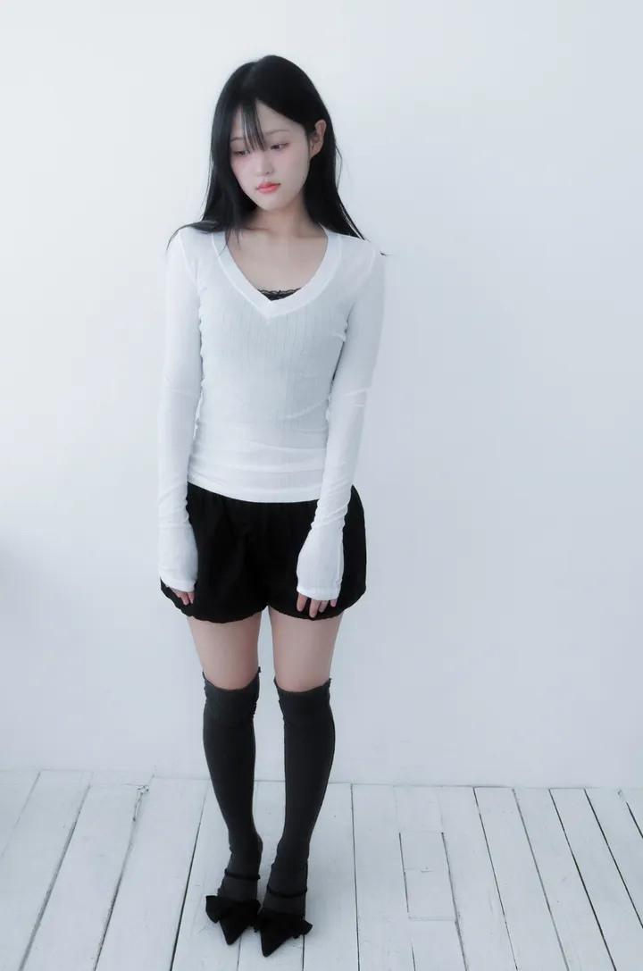 민소매 모델 착용 이미지-S1L5