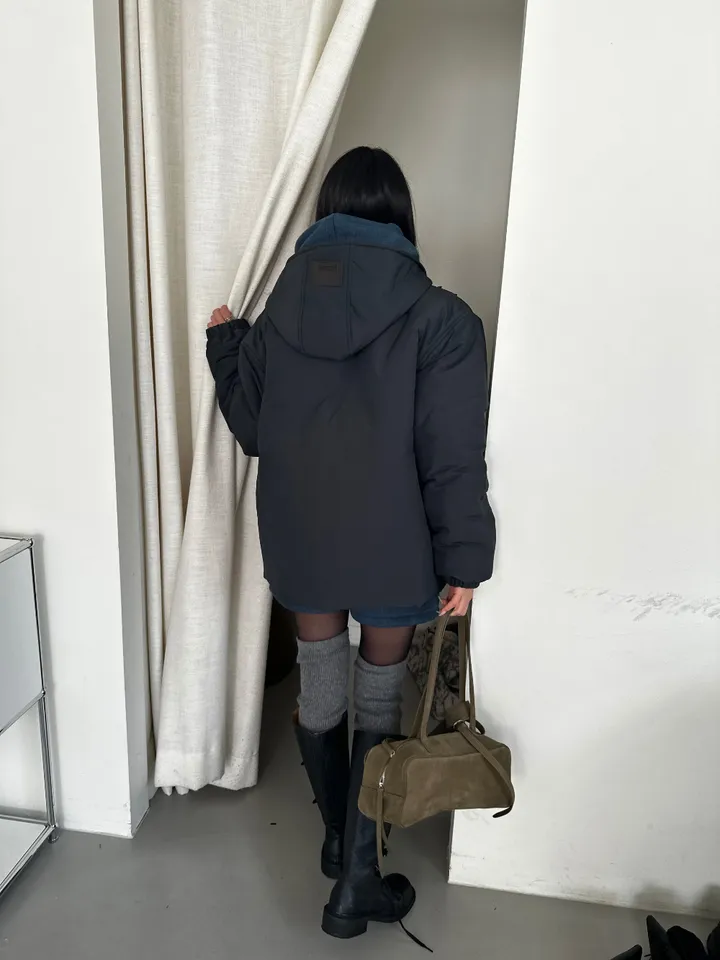 패딩 모델 착용 이미지-S1L46