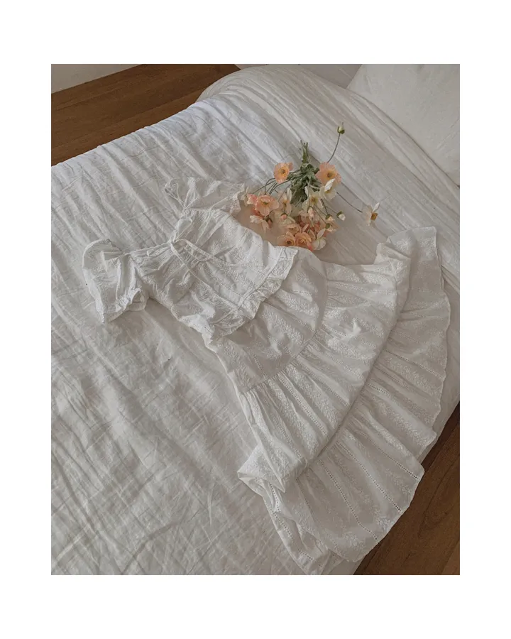 [휴양룩☘️/블라우스+스커트SET🤍] 노키 레이스 펀칭 플라워자수 리본 셔링 스모크 퍼프소매 밴딩 티어드 블라우스+롱스커트 투피스 SET 상세 이미지 31