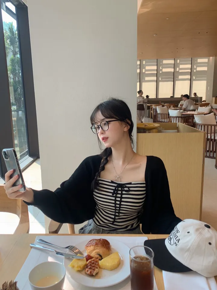 [너무예뻐🐾가디건SET] 자체제작 벌룬 골지 볼레로 니트 가디건 + 단가라 슬림 리본 나시 세트 투피스 세트웨어 SET 스트라이프 탑 사계절 블랙 봄 간절기 새학기룩 1COL 상세 이미지 4