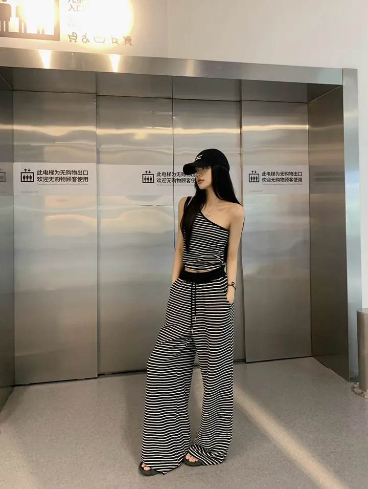 [봄신상💗/휘뚜루템]카르마 원숄더 스트라이프 민소매 나시 + 배색 팬츠 2pc 코디세트 상세 이미지 13
