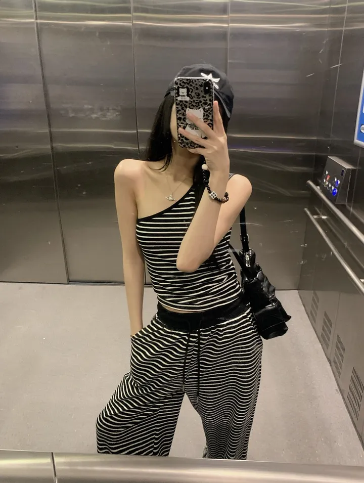 [봄신상💗/휘뚜루템]카르마 원숄더 스트라이프 민소매 나시 + 배색 팬츠 2pc 코디세트 상세 이미지 5