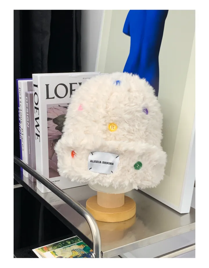 [당일발송/7차 리오더]알록달록 단추 포인트 플러피 앙고라 털모자 겨울 비니 2color 상세 이미지 24