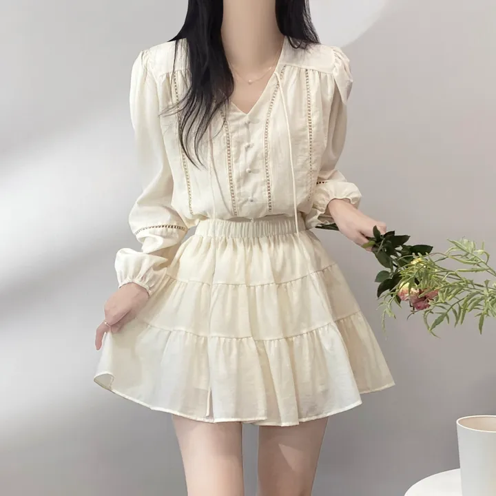 *최저가*[세트가격/분위기여신💗] 쏘내추럴 청순 콩단추 브이넥 펀칭 끈 블라우스 밴딩 A라인 캉캉 미니 스커트 투피스 / 간절기 봄 데이트 셋업 상세 이미지 12