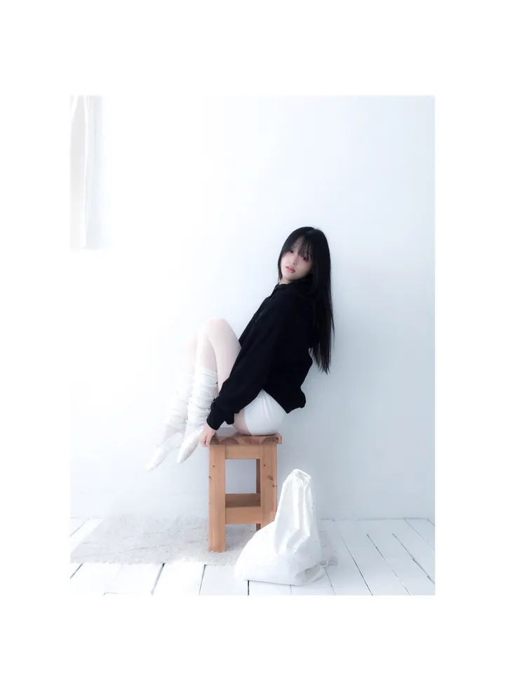 가방 모델 착용 이미지-S1L16
