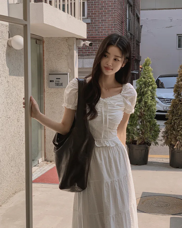 [휴양룩☘️/블라우스+스커트SET🤍] 노키 레이스 펀칭 플라워자수 리본 셔링 스모크 퍼프소매 밴딩 티어드 블라우스+롱스커트 투피스 SET 상세 이미지 12