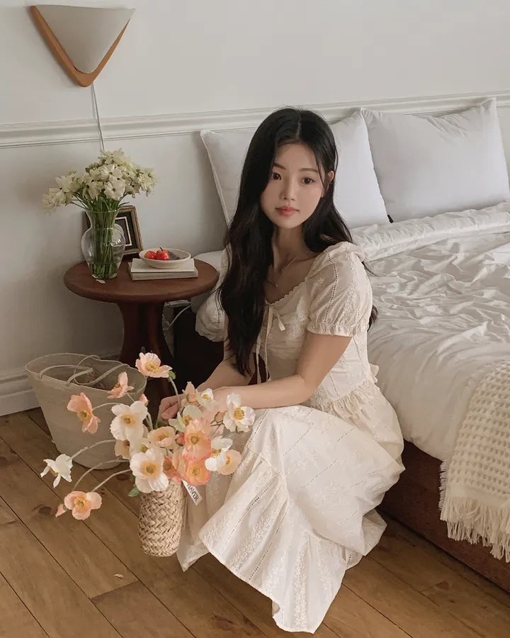[휴양룩☘️/블라우스+스커트SET🤍] 노키 레이스 펀칭 플라워자수 리본 셔링 스모크 퍼프소매 밴딩 티어드 블라우스+롱스커트 투피스 SET 상세 이미지 56