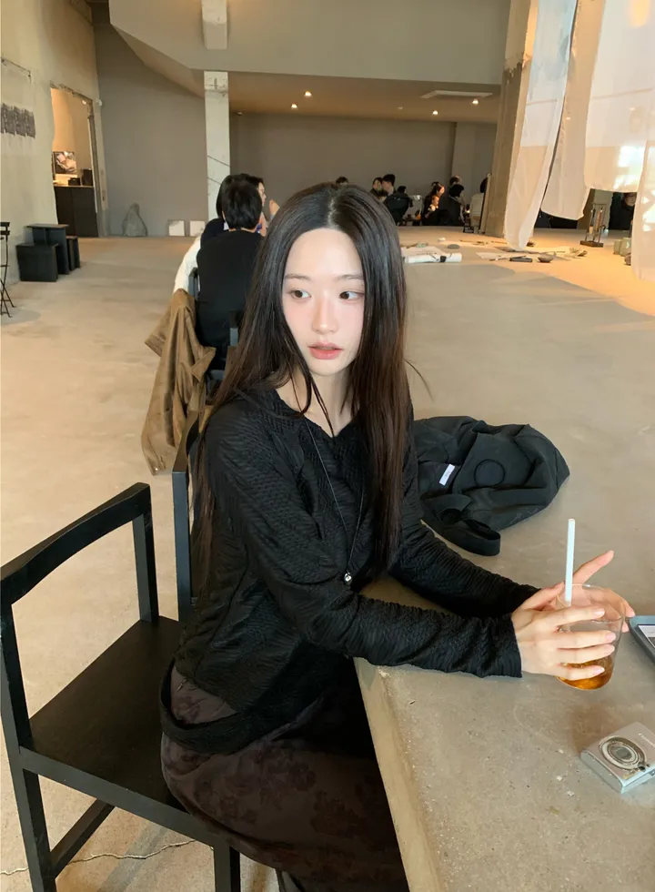 긴팔 티셔츠 모델 착용 이미지-S1L24