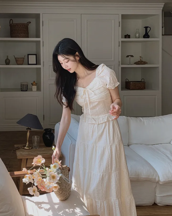 [휴양룩☘️/블라우스+스커트SET🤍] 노키 레이스 펀칭 플라워자수 리본 셔링 스모크 퍼프소매 밴딩 티어드 블라우스+롱스커트 투피스 SET 상세 이미지 61
