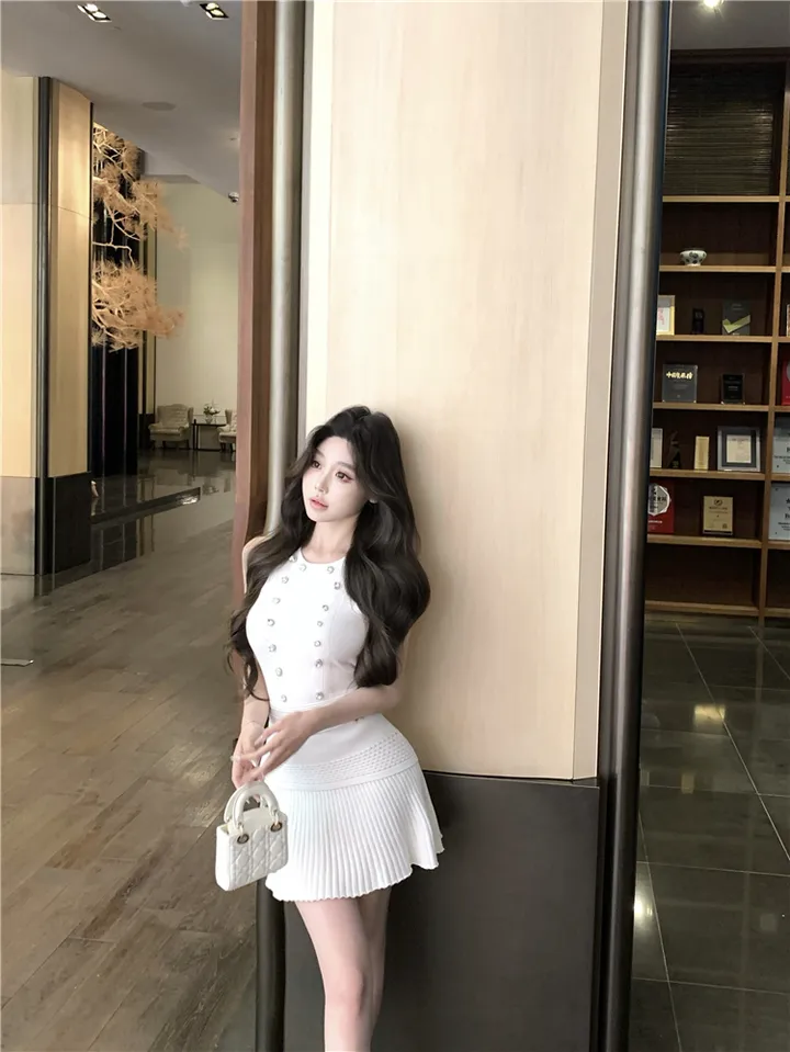 [고퀄리티 청순 단아 하객룩] 큐빅 비즈 민소매 니트 나시 + A라인 플리츠 스커트 투피스 셋업 세트 (2color) 화이트 블랙 상세 이미지 28
