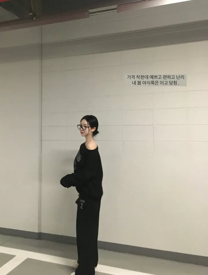 [부해보임X/마실룩set] 리빙 원오프숄더 맨투맨 와이드 팬츠 쭈리 세트 투피스 2col 오프숄더 상세 이미지 2