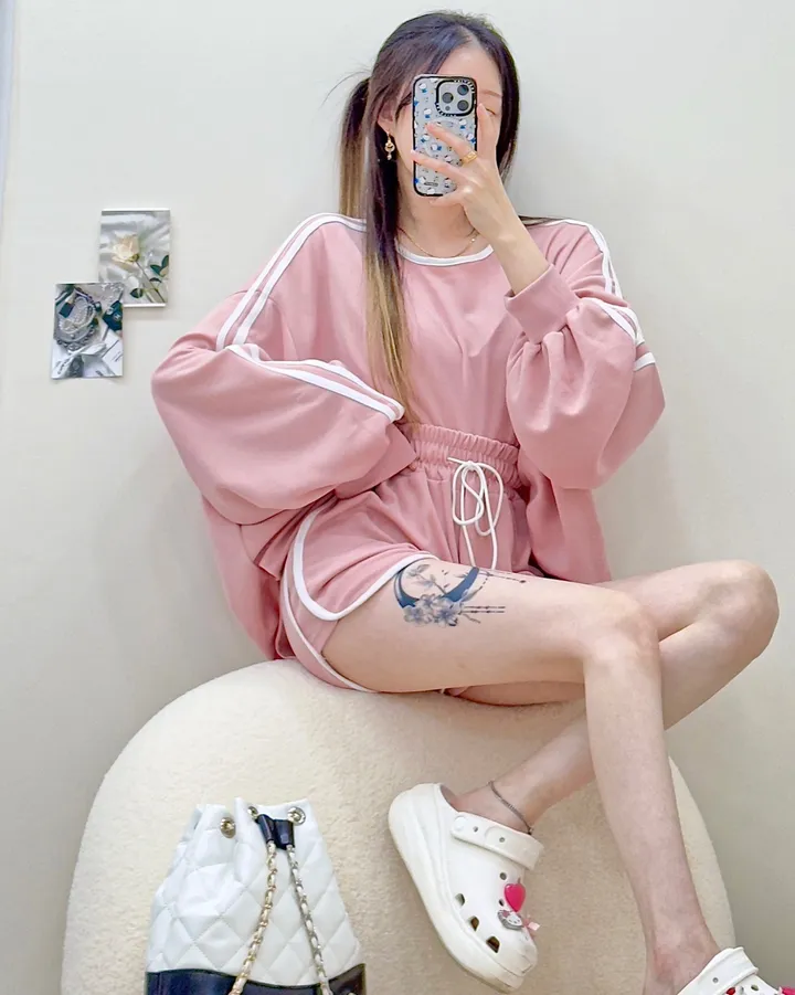 [여름까지쭉/루즈핏]캔디 두줄 라인 입술넥 배색 오버핏 긴팔 티셔츠+밴딩 하이웨스트 돌핀 숏팬츠 투피스 트레이닝 세트 4color 상세 이미지 34