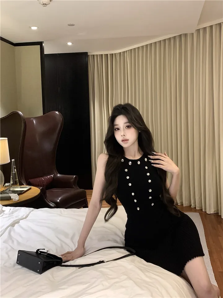[고퀄리티 청순 단아 하객룩] 큐빅 비즈 민소매 니트 나시 + A라인 플리츠 스커트 투피스 셋업 세트 (2color) 화이트 블랙 상세 이미지 69