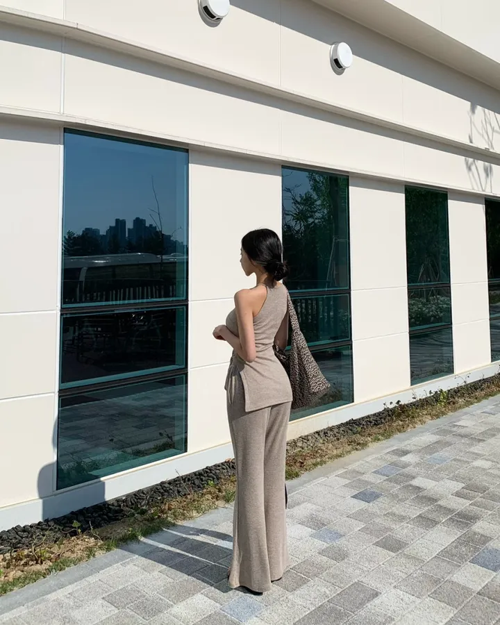 [느좋룩🌱/여리섹시] 믹스 홀터넥 셔링 나시+부츠컷팬츠 set 나시 민소매 니트 썸머 여름투피스 휴가룩 . 상세 이미지 15