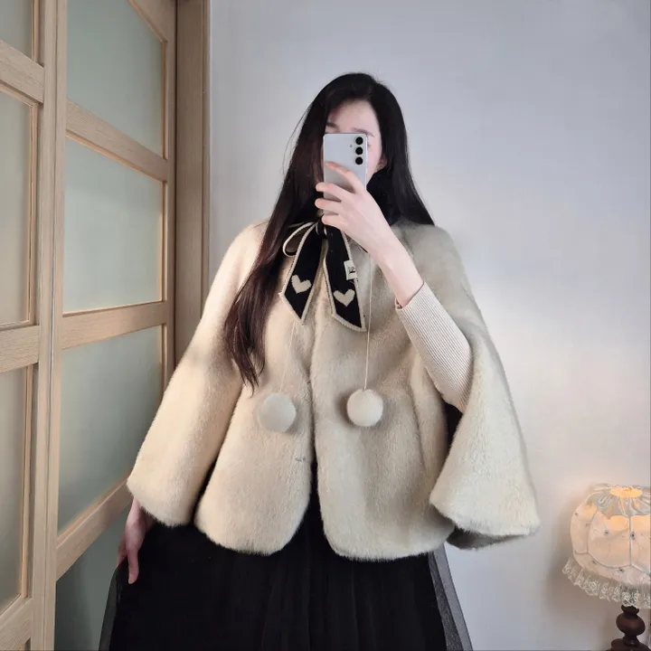 [고퀄💎 신상* 문의폭주!] 청순러블리 딸기우유빛 밍크 방울퍼 숏 케이프코트 / 겨울아우터 / 밍크퍼자켓 / 퍼케이프코트 / 데이트룩 / 연말룩 상세 이미지 17