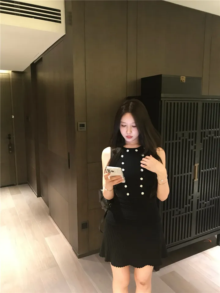 [고퀄리티 청순 단아 하객룩] 큐빅 비즈 민소매 니트 나시 + A라인 플리츠 스커트 투피스 셋업 세트 (2color) 화이트 블랙 상세 이미지 56