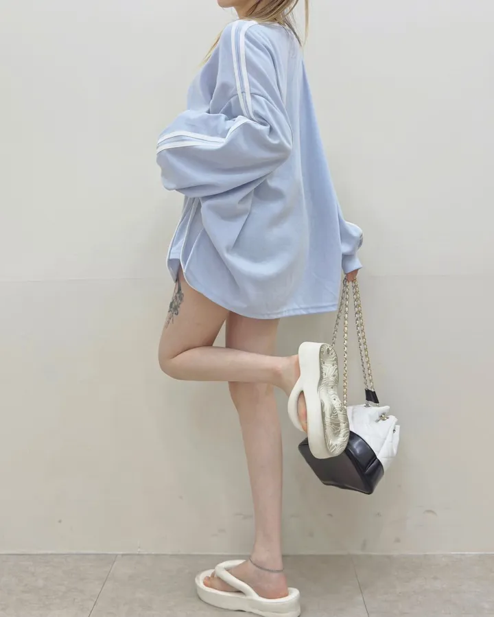 [여름까지쭉/루즈핏]캔디 두줄 라인 입술넥 배색 오버핏 긴팔 티셔츠+밴딩 하이웨스트 돌핀 숏팬츠 투피스 트레이닝 세트 4color 상세 이미지 27
