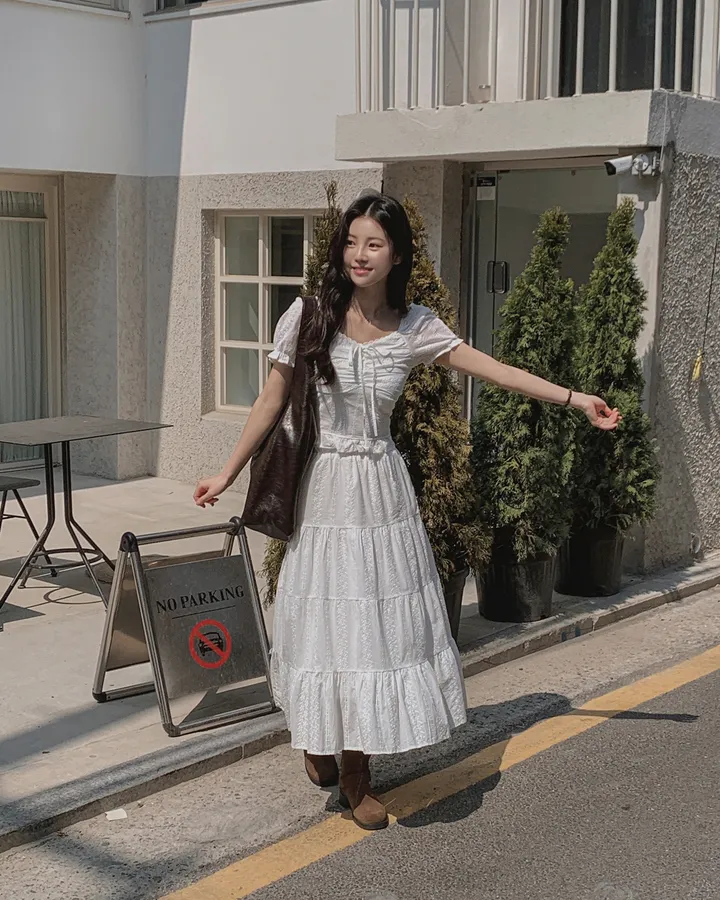 [휴양룩☘️/블라우스+스커트SET🤍] 노키 레이스 펀칭 플라워자수 리본 셔링 스모크 퍼프소매 밴딩 티어드 블라우스+롱스커트 투피스 SET 상세 이미지 34