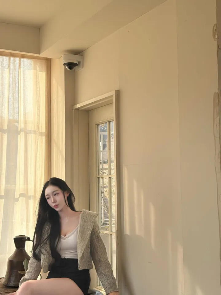 [영상핏🍀핏보장✨무보정🖤] 진주펄 트위드 크롭 후드자켓 하객룩 데일리룩 럭셔리 필수템 데이트룩 상세 이미지 21