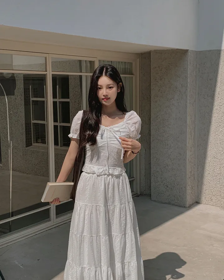 [휴양룩☘️/블라우스+스커트SET🤍] 노키 레이스 펀칭 플라워자수 리본 셔링 스모크 퍼프소매 밴딩 티어드 블라우스+롱스커트 투피스 SET 상세 이미지 27