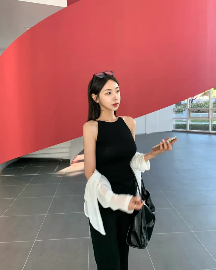 [느좋룩🌱/여리섹시] 믹스 홀터넥 셔링 나시+부츠컷팬츠 set 나시 민소매 니트 썸머 여름투피스 휴가룩 . 상세 이미지 33
